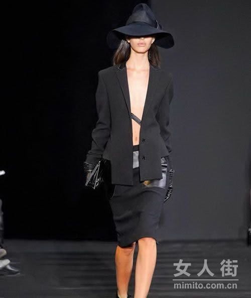 时装秀场：清爽薄纱装征服全场